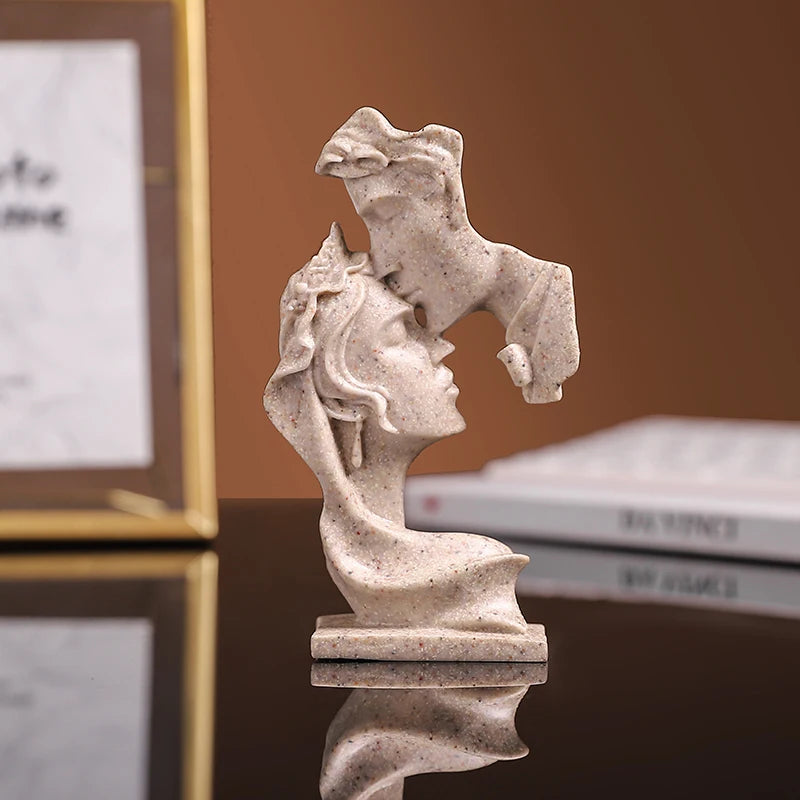 Mini Resin Lovers Statue – Kissing Posture Home Decor Ornament